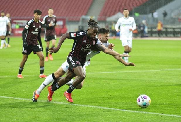 19 04 2024 Soccer Season 2023 2024 2 Soccer Bundesliga 30 Matchday 1 FC Nuremberg FCN Club SC Paderborn 07 SCP Sportfoto Zink DaMa xdaxmax DFL regulations prohibit any use of photographs as image sequences and or quasi video only for editorial use Marcel Hoffmeier 33, SC Paderborn fouls Joseph Hungbo 23, 1 FC Nuremberg FCN in the penalty area for the penalty kick