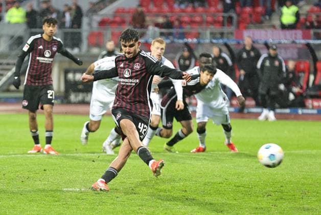19 04 2024 Soccer Season 2023 2024 2 Soccer Bundesliga 30 Matchday 1 FC Nürnberg FCN Club SC Paderborn 07 SCP Sportfoto Zink DaMa xdaxmax DFL regulations prohibit any use of photographs as image sequences and or quasi video only for editorial use Can Yilmaz Uzun 42, 1 FC Nürnberg FCN mit Elfmeter verschießt gg Pelle Boevink 1, SC Paderborn 07, nicht im Bild