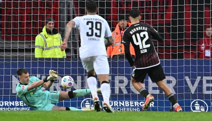 19 04 2024 Soccer Season 2023 2024 2 Soccer Bundesliga 30 Matchday 1 FC Nuremberg FCN Club SC Paderborn 07 SCP Sportfoto Zink xwoxzix DFL regulations prohibit any use of photographs as image sequences and or quasi video only for editorial use Pelle Boevink 1, SC Paderborn 07 holds penalty kick from Can Yilmaz Uzun 42, 1 FC Nuremberg FCN
