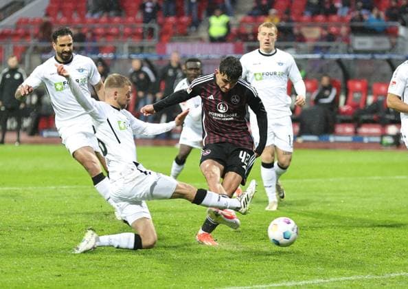 19 04 2024 Soccer Season 2023 2024 2 Soccer Bundesliga 30 Matchday 1 FC Nürnberg FCN Club SC Paderborn 07 SCP Sportfoto Zink DaMa xdaxmax DFL regulations prohibit any use of photographs as image sequences and or quasi video only for editorial use Can Yilmaz Uzun 42, 1 FC Nürnberg FCN mit Torschuss gg Sebastian Klaas 26, SC Paderborn 07