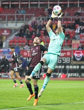 19 04 2024 Soccer Season 2023 2024 2 Soccer Bundesliga 30 Matchday 1 FC Nürnberg FCN Club SC Paderborn 07 SCP Sportfoto Zink DaMa xdaxmax DFL regulations prohibit any use of photographs as image sequences and or quasi video only for editorial use Pelle Boevink 1, SC Paderborn 07 fängt Ball gg Lukas Schleimer 36, 1 FC Nürnberg FCN