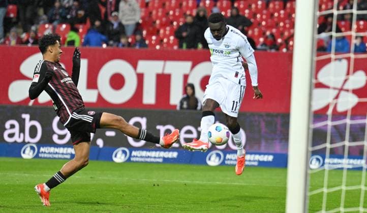 19 04 2024 Soccer Season 2023 2024 2 Soccer Bundesliga 30 Matchday 1 FC Nürnberg FCN Club SC Paderborn 07 SCP Sportfoto Zink xwoxzix DFL regulations prohibit any use of photographs as image sequences and or quasi video only for editorial use Nathaniel Brown 27, 1 FC Nürnberg FCN Sirlord Conteh 11, SC Paderborn 07