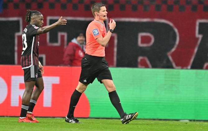 19 04 2024 Soccer Season 2023 2024 2 Soccer Bundesliga 30 Matchday 1 FC Nürnberg FCN Club SC Paderborn 07 SCP Sportfoto Zink xwoxzix DFL regulations prohibit any use of photographs as image sequences and or quasi video only for editorial use Joseph Hungbo 23, 1 FC Nürnberg FCN Florian Exner Referee