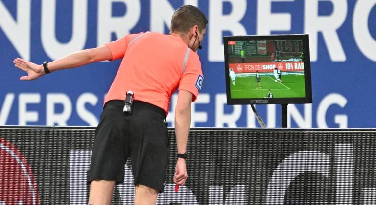 19 04 2024 Soccer Season 2023 2024 2 Soccer Bundesliga 30 Matchday 1 FC Nürnberg FCN Club SC Paderborn 07 SCP Sportfoto Zink xwoxzix DFL regulations prohibit any use of photographs as image sequences and or quasi video only for editorial use Florian Exner Referee Videobeweis VAR
