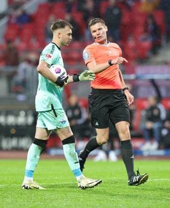19 04 2024 Soccer Season 2023 2024 2 Soccer Bundesliga 30 Matchday 1 FC Nürnberg FCN Club SC Paderborn 07 SCP Sportfoto Zink DaMa xdaxmax DFL regulations prohibit any use of photographs as image sequences and or quasi video only for editorial use Florian Exner Referee takes back goal from Can Yilmaz Uzun 42, 1 FC Nürnberg FCN and gesticulates