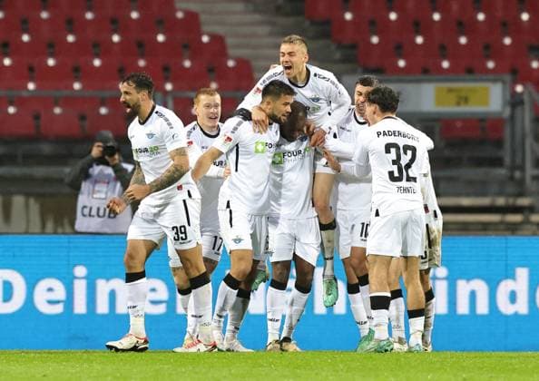 19 04 2024 Soccer Season 2023 2024 2 Soccer Bundesliga 30 Matchday 1 FC Nürnberg FCN Club SC Paderborn 07 SCP Sportfoto Zink DaMa xdaxmax DFL regulations prohibit any use of photographs as image sequences and or quasi video only for editorial use Jubel Freude Torjubel nach Tor zum 0 2 Visar Musliu 16, SC Paderborn 07 und Mannschaft Team jubelt freut sich Torschütze Visar Musliu 16, SC Paderborn 07