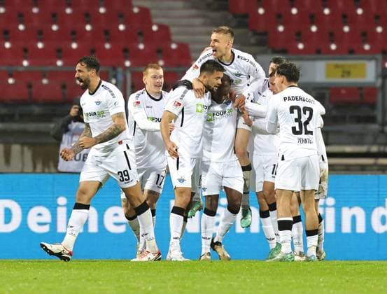 19 04 2024 Soccer Season 2023 2024 2 Soccer Bundesliga 30 Matchday 1 FC Nürnberg FCN Club SC Paderborn 07 SCP Sportfoto Zink DaMa xdaxmax DFL regulations prohibit any use of photographs as image sequences and or quasi video only for editorial use Jubel Freude Torjubel nach Tor zum 0 2 Visar Musliu 16, SC Paderborn 07 und Mannschaft Team jubelt freut sich Torschütze Visar Musliu 16, SC Paderborn 07