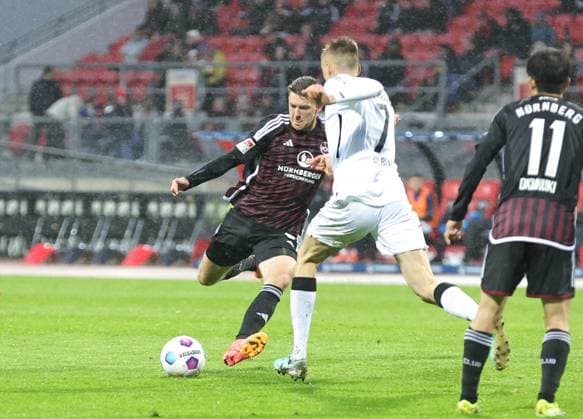 19 04 2024 Soccer Season 2023 2024 2 Soccer Bundesliga 30 Matchday 1 FC Nürnberg FCN Club SC Paderborn 07 SCP Sportfoto Zink DaMa xdaxmax DFL regulations prohibit any use of photographs as image sequences and or quasi video only for editorial use Florian Flick 6, 1 FC Nürnberg FCN mit Torschuss gg Filip Bilbija 7, SC Paderborn 07