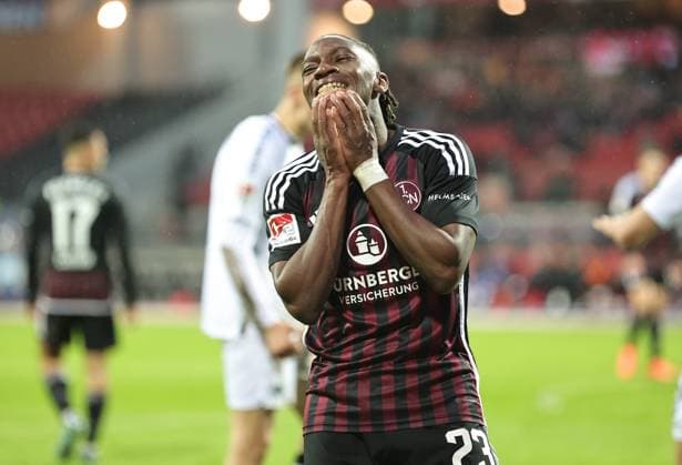 19 04 2024 Soccer Season 2023 2024 2 Soccer Bundesliga 30 Matchday 1 FC Nuremberg FCN Club SC Paderborn 07 SCP Sportfoto Zink DaMa xdaxmax DFL regulations prohibit any use of photographs as image sequences and or quasi video only for editorial use Joseph Hungbo 23, 1 FC Nuremberg FCN disappointed disappointment clutches face