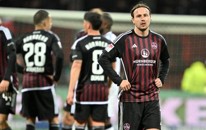 19 04 2024 Soccer Season 2023 2024 2 Soccer Bundesliga 30 Matchday 1 FC Nürnberg FCN Club SC Paderborn 07 SCP Sportfoto Zink xwoxzix DFL regulations prohibit any use of photographs as image sequences and or quasi video only for editorial use Felix Lohkemper 7, 1 FC Nürnberg FCN disappointed Disappointment after the end of the match