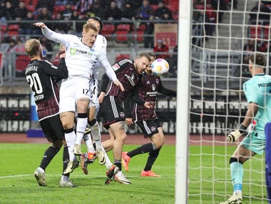 19 04 2024 Soccer Season 2023 2024 2 Soccer Bundesliga 30 Matchday 1 FC Nürnberg FCN Club SC Paderborn 07 SCP Sportfoto Zink DaMa xdaxmax DFL regulations prohibit any use of photographs as image sequences and or quasi video only for editorial use Jannes Kilian Horn 38, 1 FC Nürnberg FCN with header chance