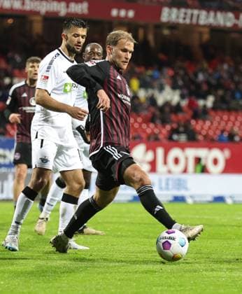 19 04 2024 Soccer Season 2023 2024 2 Soccer Bundesliga 30 Matchday 1 FC Nürnberg FCN Club SC Paderborn 07 SCP Sportfoto Zink DaMa xdaxmax DFL regulations prohibit any use of photographs as image sequences and or quasi video only for editorial use Sebastian Andersson 20, 1 FC Nürnberg FCN spielt Ball