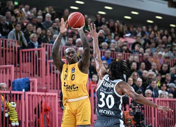 Sport Themen der Woche KW16 Sport Bilder des Tages Basketball 1. Bundesliga 2023 2024 29. Spieltag 19.04.2024 Tigers Tuebingen - RASTA Vechta Frank Gaines (li, Tigers) gegen Chavares Flanigan (re, RASTA Vechta) *** Basketball 1 Bundesliga 2023 2024 29 Matchday 19 04 2024 Tigers Tuebingen RASTA Vechta Frank Gaines left, Tigers vs Chavares Flanigan right, RASTA Vechta