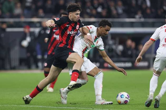 Frankfurt, 19 04 2024 xjfx 1 BL Eintracht Frankfurt FC Augsburg v l , Nacho Ferri Eintracht Frankfurt , Felix Uduokhai FC Augsburg , Zweikampf, Action, Aktion, Battles for the Ball DFL DFB REGULATIONS PROHIBIT ANY USE OF PHOTOGRAPHS as IMAGE SEQUENCES and or QUASI VIDEO Copyright: JoaquimxFerreira