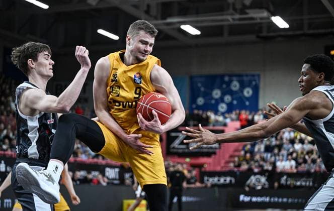 Sport Themen der Woche KW16 Sport Bilder des Tages Basketball 1. Bundesliga 2023 2024 29. Spieltag 19.04.2024 Tigers Tuebingen - RASTA Vechta Kriss Helmanis (Mitte, Tigers) gegen Joschka Ferner (li, RASTA Vechta) und Richmond Aririguzoh (re, RASTA Vechta) *** Basketball 1 Bundesliga 2023 2024 29 Matchday 19 04 2024 Tigers Tuebingen RASTA Vechta Kriss Helmanis center, Tigers against Joschka Ferner left, RASTA Vechta and Richmond Aririguzoh right, RASTA Vechta