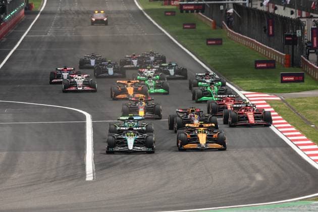 start of the race, depart, 44 HAMILTON Lewis (gbr), Mercedes AMG F1 Team W15, action 04 NORRIS Lando (gbr), McLaren F1 Team MCL38, action during the Formula 1 Lenovo Chinese Grand Prix 2024, 5th round of the 2024 Formula One World Championship, WM, Weltmeisterschaft from April 19 to 21, 2024 on the Shanghai International Circuit, in Shanghai, China - F1 - CHINESE GRAND PRIX 2024 DPPI Panoramic 240420_R05_CHINA_DP_XB3_2897