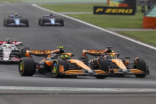 04 NORRIS Lando (gbr), McLaren F1 Team MCL38, action and 81 PIASTRI Oscar (aus), McLaren F1 Team MCL38, action during the Formula 1 Lenovo Chinese Grand Prix 2024, 5th round of the 2024 Formula One World Championship, WM, Weltmeisterschaft from April 19 to 21, 2024 on the Shanghai International Circuit, in Shanghai, China - F1 - CHINESE GRAND PRIX 2024 DPPI Panoramic 240420_R05_CHINA_DP_FGOO8714