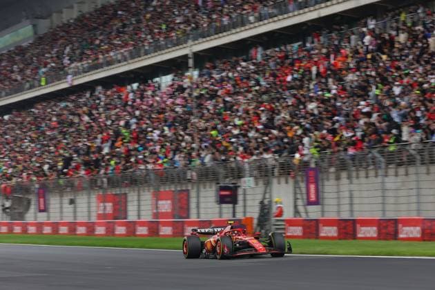 55 SAINZ Carlos (spa), Scuderia Ferrari SF-24, action during the Formula 1 Lenovo Chinese Grand Prix 2024, 5th round of the 2024 Formula One World Championship, WM, Weltmeisterschaft from April 19 to 21, 2024 on the Shanghai International Circuit, in Shanghai, China - F1 - CHINESE GRAND PRIX 2024 DPPI Panoramic  240420_R05_CHINA_DP_JK984534