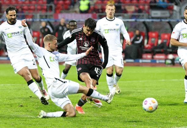 19 04 2024 Soccer Season 2023 2024 2 Soccer Bundesliga 30 Matchday 1 FC Nürnberg FCN Club SC Paderborn 07 SCP Sportfoto Zink DaMa xdaxmax DFL regulations prohibit any use of photographs as image sequences and or quasi video only for editorial use Can Yilmaz Uzun 42, 1 FC Nürnberg FCN mit Torschuss gg Sebastian Klaas 26, SC Paderborn 07