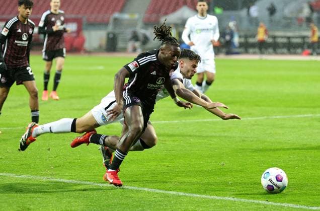 19 04 2024 Soccer Season 2023 2024 2 Soccer Bundesliga 30 Matchday 1 FC Nürnberg FCN Club SC Paderborn 07 SCP Sportfoto Zink DaMa xdaxmax DFL regulations prohibit any use of photographs as image sequences and or quasi video only for editorial use Marcel Hoffmeier 33, SC Paderborn fouls Joseph Hungbo 23, 1 FC Nürnberg FCN in the penalty area for a penalty kick