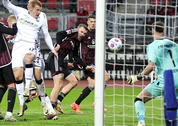 19 04 2024 Soccer Season 2023 2024 2 Soccer Bundesliga 30 Matchday 1 FC Nürnberg FCN Club SC Paderborn 07 SCP Sportfoto Zink DaMa xdaxmax DFL regulations prohibit any use of photographs as image sequences and or quasi video only for editorial use Jannes Kilian Horn 38, 1 FC Nürnberg FCN with header chance