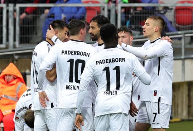 19 04 2024 Soccer Season 2023 2024 2 Soccer Bundesliga 30 Matchday 1 FC Nürnberg FCN Club SC Paderborn 07 SCP Sportfoto Zink DaMa xdaxmax DFL regulations prohibit any use of photographs as image sequences and or quasi video only for editorial use Jubel Freude Torjubel nach Tor zum 0 1 Adriano Grimaldi 39, SC Paderborn und Mannschaft Team jubelt freut sich Torschütze Adriano Grimaldi 39, SC Paderborn