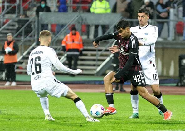 19 04 2024 Soccer Season 2023 2024 2 Soccer Bundesliga 30 Matchday 1 FC Nürnberg FCN Club SC Paderborn 07 SCP Sportfoto Zink DaMa xdaxmax DFL regulations prohibit any use of photographs as image sequences and or quasi video only for editorial use Sebastian Klaas 26, SC Paderborn 07 Can Yilmaz Uzun 42, 1 FC Nürnberg FCN Koen Kostons 10, SC Paderborn 07