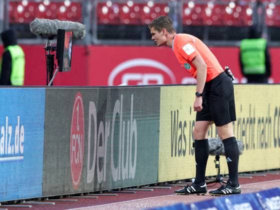 19 04 2024 Soccer season 2023 2024 2 Soccer Bundesliga 30 Matchday 1 FC Nürnberg FCN Club SC Paderborn 07 SCP Sportfoto Zink DaMa xdaxmax DFL regulations prohibit any use of photographs as image sequences and or quasi video only for editorial use Florian Exner Referee checks video evidence