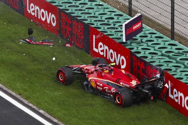 55 SAINZ Carlos (spa), Scuderia Ferrari SF-24, action crash during the Formula 1 Lenovo Chinese Grand Prix 2024, 5th round of the 2024 Formula One World Championship, WM, Weltmeisterschaft from April 19 to 21, 2024 on the Shanghai International Circuit, in Shanghai, China - F1 - CHINESE GRAND PRIX 2024 DPPI Panoramic  240420_R05_CHINA_DP_077