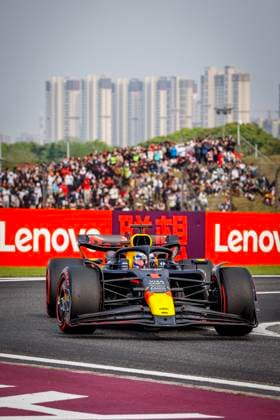 01 VERSTAPPEN Max (nld), Red Bull Racing RB20, action during the Formula 1 Lenovo Chinese Grand Prix 2024, 5th round of the 2024 Formula One World Championship, WM, Weltmeisterschaft from April 19 to 21, 2024 on the Shanghai International Circuit, in Shanghai, China - F1 - CHINESE GRAND PRIX 2024 DPPI Panoramic  08861