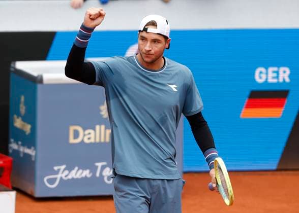 Jan Lennard Struff GER cheers after the win, jubilation, joy, emotion Tennis BMW Open 2024 ATP MTTC Iphitos Munich Germany April 20, 2024 Copyright: xJuergenxHasenkopfx
