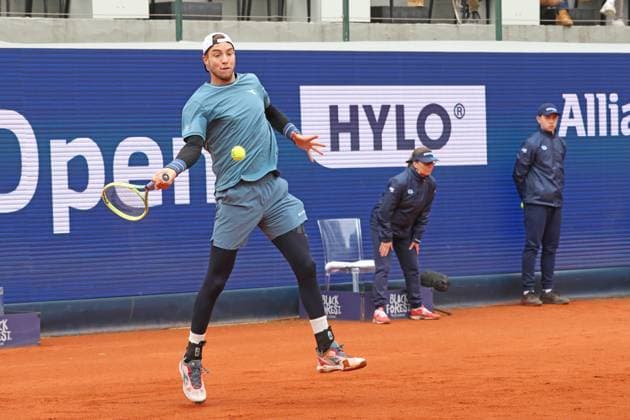 Jan Lennard Struff GER wins the match against Felix Auger Aliassime and is in the final, single image, cropped image, on the ball Tennis BMW Open 2024 Munich 20 04 2024 PHOTO Mladen Lackovic LakoPress
