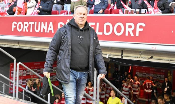 20 04 2024 Soccer Season 2023 2024 2 Soccer Bundesliga 30 Matchday Fortuna Düsseldorf SpVgg Greuther Fürth Kleeblatt Sportfoto Zink xwoxzix DFL regulations prohibit any use of photographs as image sequences and or quasi video only for editorial use Alexander Zorniger Trainer SpVgg Greuther Fürth