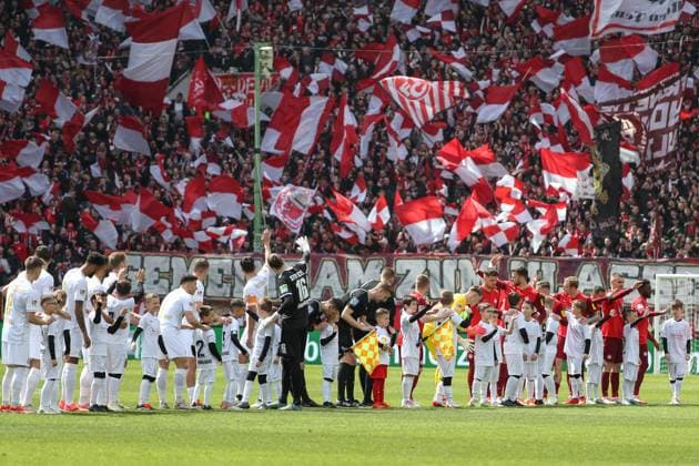 20 04 2024, xusrbx, Fussball 2 Bundesliga, 1 FC Kaiserslautern SV Wehen Wiesbaden emspor, v l the players of both teams before the match, DFL DFB REGULATIONS PROHIBIT ANY USE OF PHOTOGRAPHS as IMAGE SEQUENCES and or QUASI VIDEO Kaiserslautern