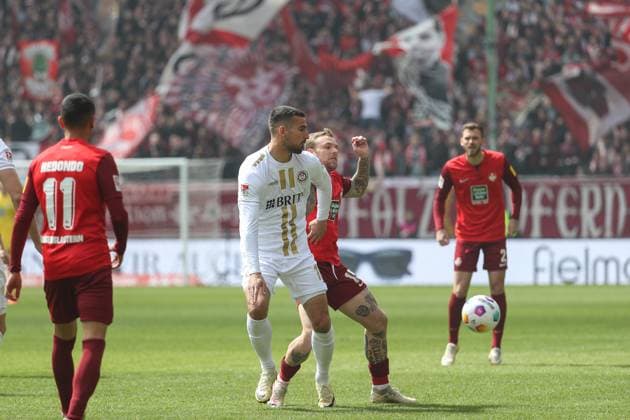 20 04 2024, xusrbx, Soccer 2 Bundesliga, 1 FC Kaiserslautern SV Wehen Wiesbaden emspor, v l Ivan Prtajin SV Wehen Wiesbaden, 18 , Tymoteusz Puchacz 1 FC Kaiserslautern, 15 , DFL DFB REGULATIONS PROHIBIT ANY USE OF PHOTOGRAPHS as IMAGE SEQUENCES and or QUASI VIDEO Kaiserslautern