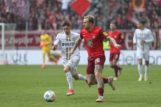 20 04 2024, xusrbx, Soccer 2 Bundesliga, 1 FC Kaiserslautern SV Wehen Wiesbaden emspor, v l Nick Baetzner SV Wehen Wiesbaden, 8 , Tymoteusz Puchacz 1 FC Kaiserslautern, 15 , DFL DFB REGULATIONS PROHIBIT ANY USE OF PHOTOGRAPHS as IMAGE SEQUENCES and or QUASI VIDEO Kaiserslautern
