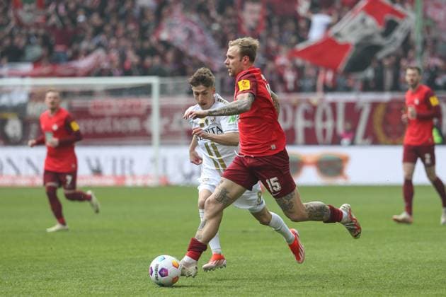 20 04 2024, xusrbx, Soccer 2 Bundesliga, 1 FC Kaiserslautern SV Wehen Wiesbaden emspor, v l Nick Baetzner SV Wehen Wiesbaden, 8 , Tymoteusz Puchacz 1 FC Kaiserslautern, 15 , DFL DFB REGULATIONS PROHIBIT ANY USE OF PHOTOGRAPHS as IMAGE SEQUENCES and or QUASI VIDEO Kaiserslautern