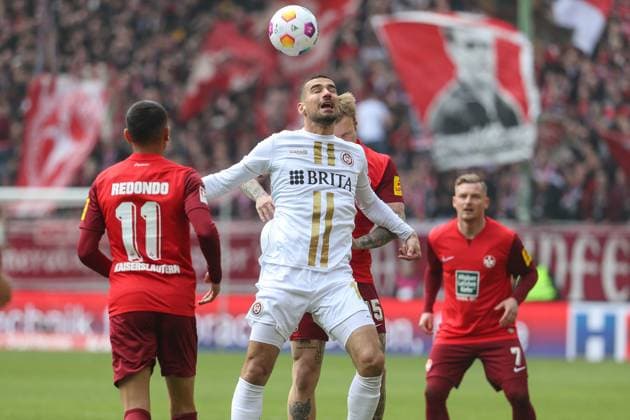 20 04 2024, xusrbx, Football 2 Bundesliga, 1 FC Kaiserslautern SV Wehen Wiesbaden emspor, v l Kenny Prince Redondo 1 FC Kaiserslautern, 11 , Ivan Prtajin SV Wehen Wiesbaden, 18 , Marlon Ritter 1 FC Kaiserslautern, 7 , DFL DFB REGULATIONS PROHIBIT ANY USE OF PHOTOGRAPHS as IMAGE SEQUENCES and or QUASI VIDEO Kaiserslautern
