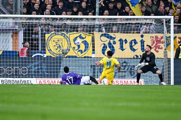 2 Bundesliga VfL Osnabrück Eintracht Braunschweig on 20 04 2024 at Bremer Brücke in Osnabrück Goal to 0 1 Goal scorer Anton Donkor Braunschweig with the goal to 0 1 MT