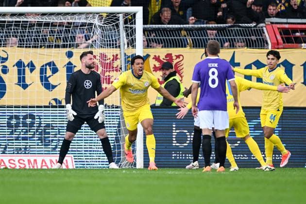 2 Bundesliga VfL Osnabrück Eintracht Braunschweig on 20 04 2024 at Bremer Brücke in Osnabrück Cheering, goal celebration, goal scorer, goal scorer Anton Donkor Braunschweig cheers after his goal to 0 1 MT