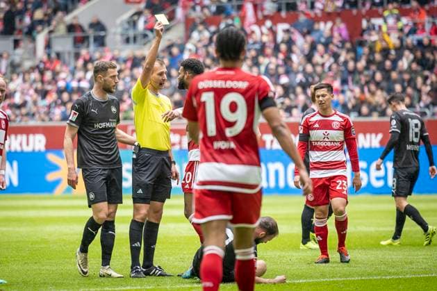Fortuna Düsseldorf SpVgg Greuther Fürth, 20 04 2024 Referee Florian Heft Neuenkirchen shows Jamil Siebert Fortuna Düsseldorf, 20 the yellow card Fortuna Düsseldorf SpVgg Greuther Fürth on matchday 30 of the 2 Soccer Bundesliga on 20 04 2024 at Merkur Spiel Arena in Düsseldorf DFL REGULATIONS PROHIBIT ANY USE OF PHOTOGRAPHS AS IMAGE SEQUENCES AND OR QUASI VIDEO Copyright: xBEAUTIFULxSPORTS AxelxKohringx