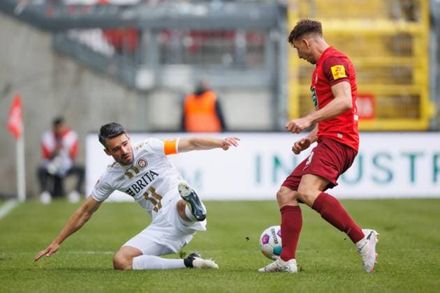 Daniel Hanslik 1 FC Kaiserslautern in duel with Sascha Mockenhaupt SV Wehen Wiesbaden , 1 FC Kaiserslautern vs SV Wehen Wiesbaden, Soccer, 2 Bundesliga, Season 2023 2024, Matchday 30, 20 04 2024 1 FC Kaiserslautern vs SV Wehen Wiesbaden, Soccer, 2 Bundesliga, Season 2023 2024, Matchday 30, 20 04 2024 Kaiserslautern Copyright: xEibner-Pressefoto AlexanderxNeisx EP_ANS