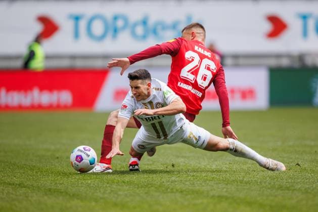 Filip Kaloc 1 FC Kaiserslautern in duel with Robin Heusser SV Wehen Wiesbaden , 1 FC Kaiserslautern vs SV Wehen Wiesbaden, Soccer, 2 Bundesliga, Season 2023 2024, Matchday 30, 20 04 2024 1 FC Kaiserslautern vs SV Wehen Wiesbaden, Soccer, 2 Bundesliga, Season 2023 2024, Matchday 30, 20 04 2024 Kaiserslautern Copyright: xEibner-Pressefoto AlexanderxNeisx EP_ANS