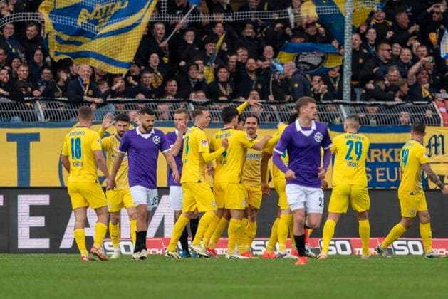 Cheers after the goal to 0 1 by Anton Donkor Eintracht Braunschweig, 19 GER, VfL Osnabrueck vs Eintracht Braunschweig, Football, 2 Bundesliga, Matchday 30, Season 2023 2024, 19 04 2024 DFL REGULATES PROHIBIT ANY USE OF PHOTOGRAPHS AS IMAGE SEQUENCES AND OR QUASI VIDEO VfL Osnabrueck vs Eintracht Braunschweig, Football, 2 Bundesliga, Matchday 30, Season 2023 2024, 20 04 2024 Osnabrueck Copyright: xEibner-Pressefoto FabioxDeinertx EP_FDT