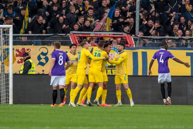 Cheers after the goal to 0 1 by Anton Donkor Eintracht Braunschweig, 19 GER, VfL Osnabrueck vs Eintracht Braunschweig, Football, 2 Bundesliga, Matchday 30, Season 2023 2024, 19 04 2024 DFL REGULATES PROHIBIT ANY USE OF PHOTOGRAPHS AS IMAGE SEQUENCES AND OR QUASI VIDEO VfL Osnabrueck vs Eintracht Braunschweig, Football, 2 Bundesliga, Matchday 30, Season 2023 2024, 20 04 2024 Osnabrueck Copyright: xEibner-Pressefoto FabioxDeinertx EP_FDT