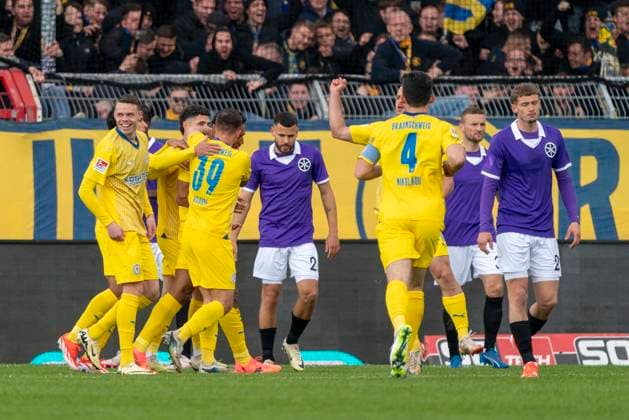 Cheers after the goal to 0 1 by Anton Donkor Eintracht Braunschweig, 19 GER, VfL Osnabrueck vs Eintracht Braunschweig, Football, 2 Bundesliga, Matchday 30, Season 2023 2024, 19 04 2024 DFL REGULATES PROHIBIT ANY USE OF PHOTOGRAPHS AS IMAGE SEQUENCES AND OR QUASI VIDEO VfL Osnabrueck vs Eintracht Braunschweig, Football, 2 Bundesliga, Matchday 30, Season 2023 2024, 20 04 2024 Osnabrueck Copyright: xEibner-Pressefoto FabioxDeinertx EP_FDT