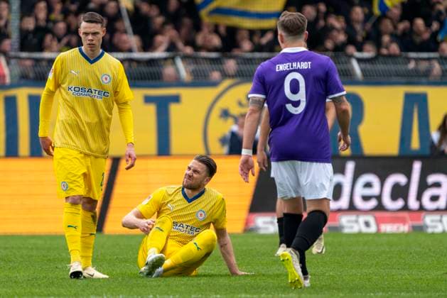 Thorir Johann Helgason Eintracht Braunschweig, 20 , Ermin Bicakcic Eintracht Braunschweig, 06 , Erik Engelhardt VfL Osnabrueck, 09 GER, VfL Osnabrueck vs Eintracht Braunschweig, Football, 2 Bundesliga, Matchday 30, Season 2023 2024, 19 04 2024 DFL REGULATES PROHIBIT ANY USE OF PHOTOGRAPHS AS IMAGE SEQUENCES AND OR QUASI VIDEO VfL Osnabrueck vs Eintracht Braunschweig, Football, Bundesliga 2, Matchday 30, Season 2023 2024, 20 04 2024 Osnabrueck Copyright: xEibner-Pressefoto FabioxDeinertx EP_FDT