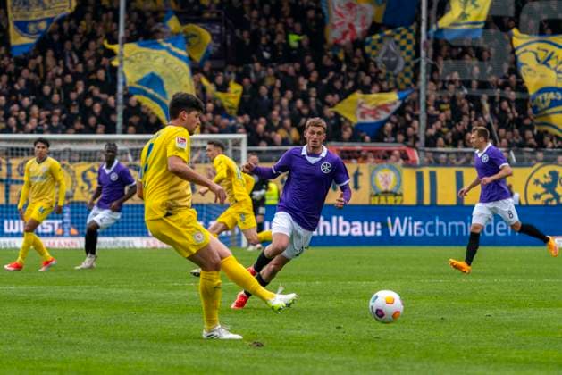 Michael Cuisance VfL Osnabrueck, 27 GER, VfL Osnabrueck vs Eintracht Braunschweig, Football, 2 Bundesliga, Matchday 30, Season 2023 2024, 19 04 2024 DFL REGULATES PROHIBIT ANY USE OF PHOTOGRAPHS AS IMAGE SEQUENCES AND OR QUASI VIDEO VfL Osnabrueck vs Eintracht Braunschweig, Football, 2 Bundesliga, Matchday 30, Season 2023 2024, 20 04 2024 Osnabrueck Copyright: xEibner-Pressefoto FabioxDeinertx EP_FDT