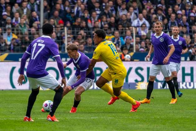 Michael Cuisance VfL Osnabrueck, 27 , Anton Donkor Eintracht Braunschweig, 19 GER, VfL Osnabrueck vs Eintracht Braunschweig, Football, 2 Bundesliga, Matchday 30, Season 2023 2024, 19 04 2024 DFL REGULATES PROHIBIT ANY USE OF PHOTOGRAPHS AS IMAGE SEQUENCES AND OR QUASI VIDEO VfL Osnabrueck vs Eintracht Braunschweig, Football, Bundesliga 2, Matchday 30, Season 2023 2024, 20 04 2024 Osnabrueck Copyright: xEibner-Pressefoto FabioxDeinertx EP_FDT