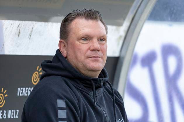 Uwe Koschinat VfL Osnabrueck, Coach GER, VfL Osnabrueck vs Eintracht Braunschweig, Football, 2 Bundesliga, Matchday 30, Season 2023 2024, 19 04 2024 DFL REGULATES PROHIBIT ANY USE OF PHOTOGRAPHS AS IMAGE SEQUENCES AND OR QUASI VIDEO VfL Osnabrueck vs Eintracht Braunschweig, Football, Bundesliga 2, Matchday 30, Season 2023 2024, 20 04 2024 Osnabrueck Copyright: xEibner-Pressefoto FabioxDeinertx EP_FDT